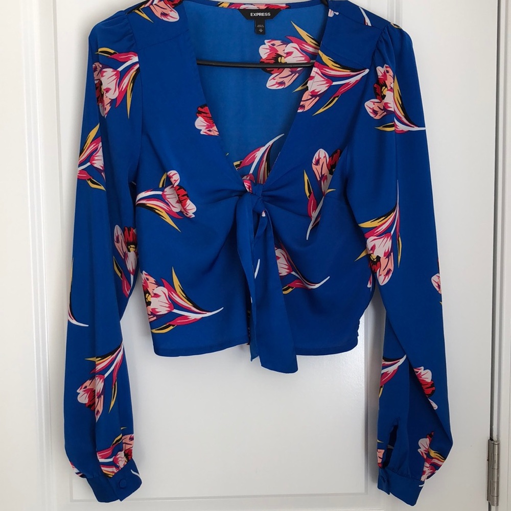 Express L/S Tie Front Top